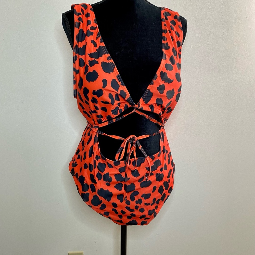 Plus size leopard tie front monokini swimsuit (1pc). Sz: 3Xl